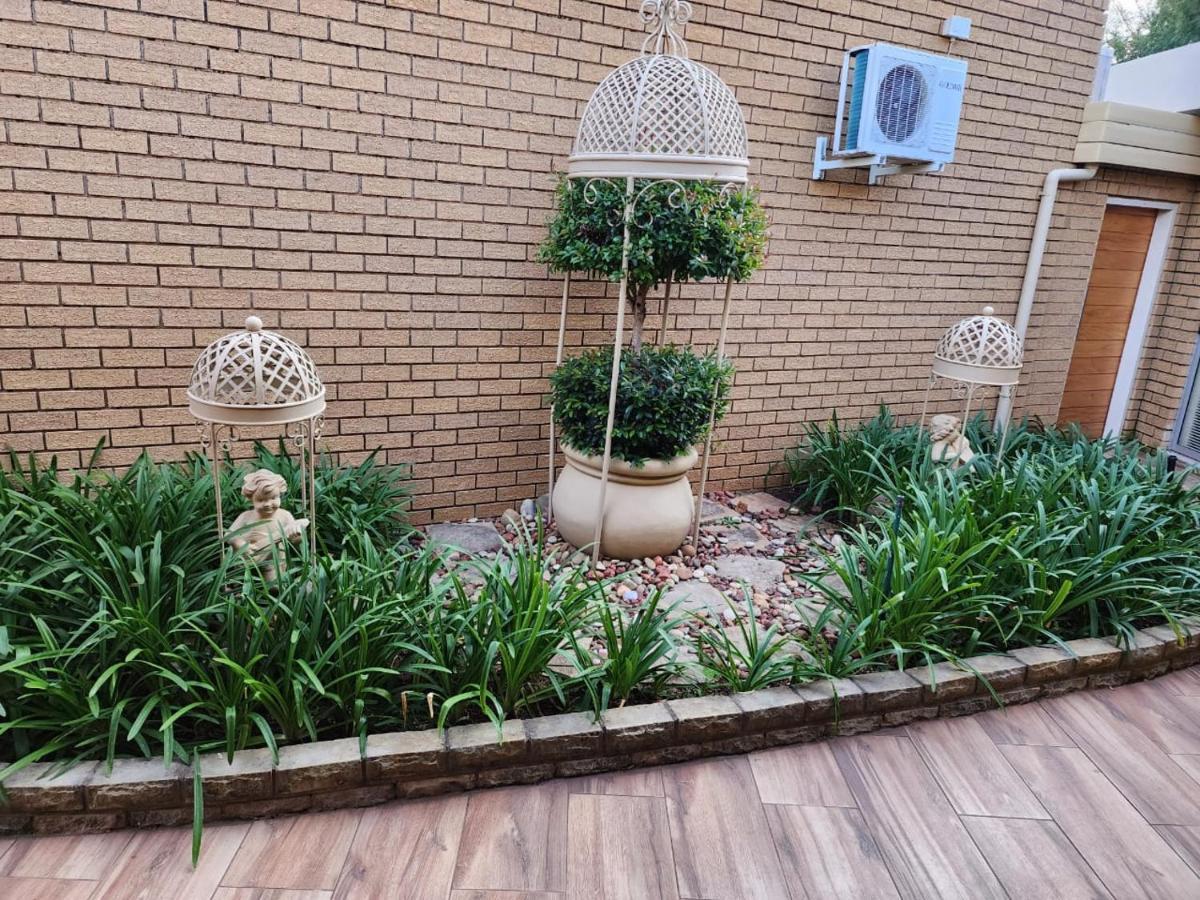 Villa Rose Cottages Bloemfontein Eksteriør billede